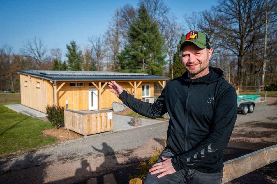 Frank Buschbeck (41), Betreiber vom Naturbad Niederwiesa, hat viel Geld in die neue Sanitäranlage und Event-Location gesteckt.