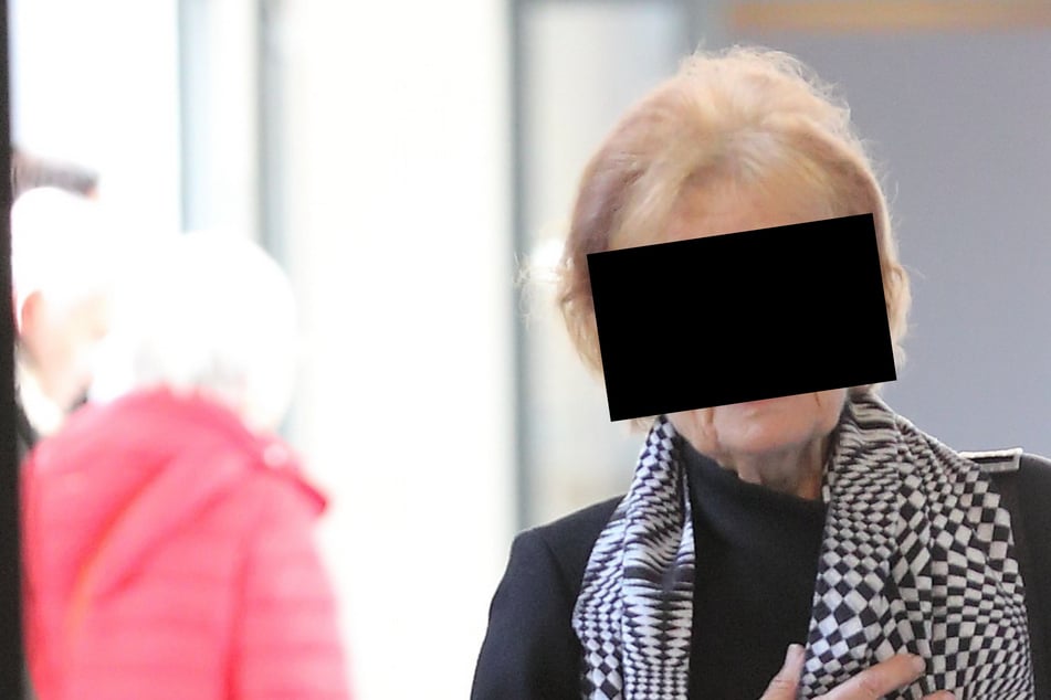 Rangier-Panne endet vor Gericht: Rentnerin rammt Einfahrt mit Benz und flieht