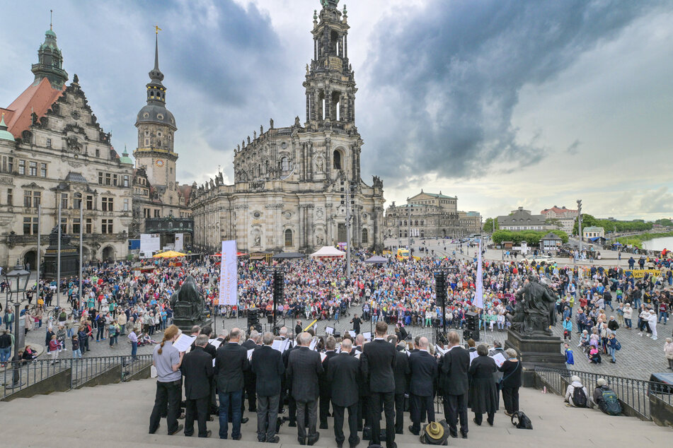 Einige Hundert Zuhörer lauschten am Samstag bei "Dresden singt und musiziert" - Blick von der Brühlschen Terrasse auf Chöre, Publikum und historische Altstadt.