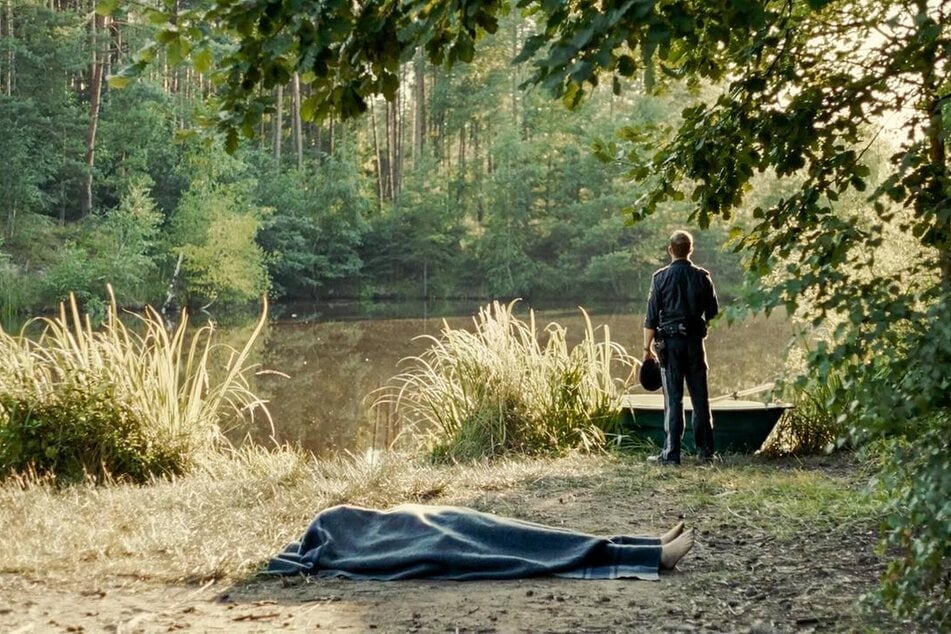 In einem Teich im Wald wird die an der Wasseroberfläche treibende Leiche von Stefanie "Fanny" Hofstätter gefunden.