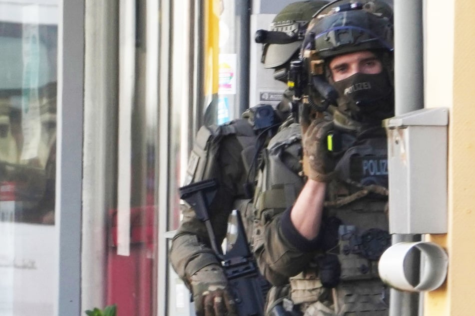 Angehörige des Spezialeinsatzkommandos (SEK) führten den Zugriff in Sinzig aus.