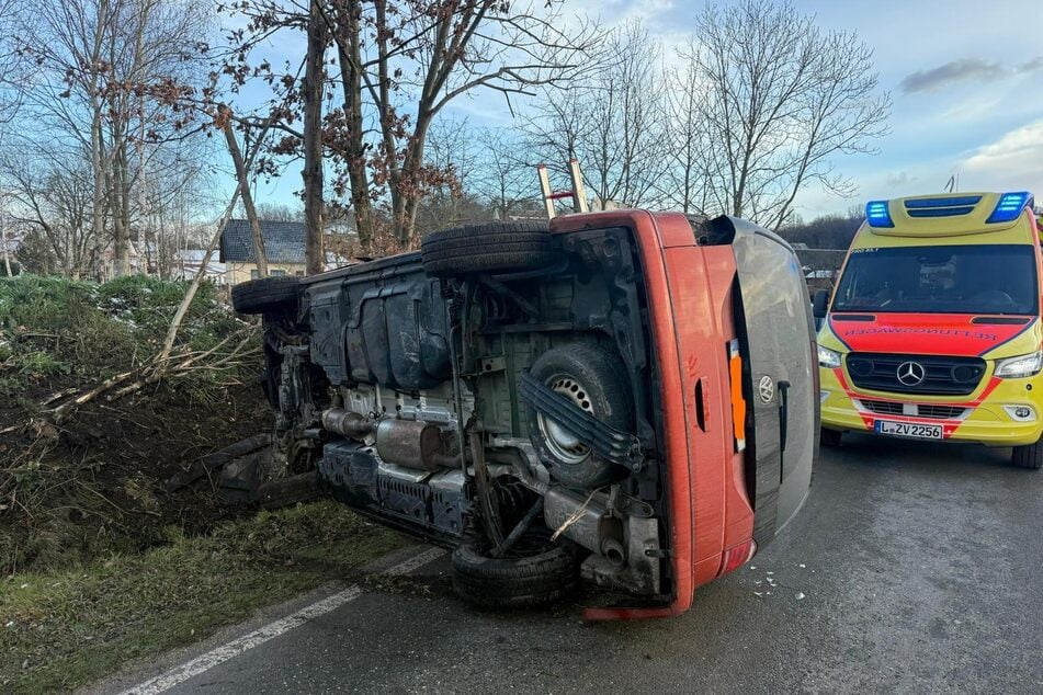 Bei dem Unfall wurde auch ein Zaun beschädigt.