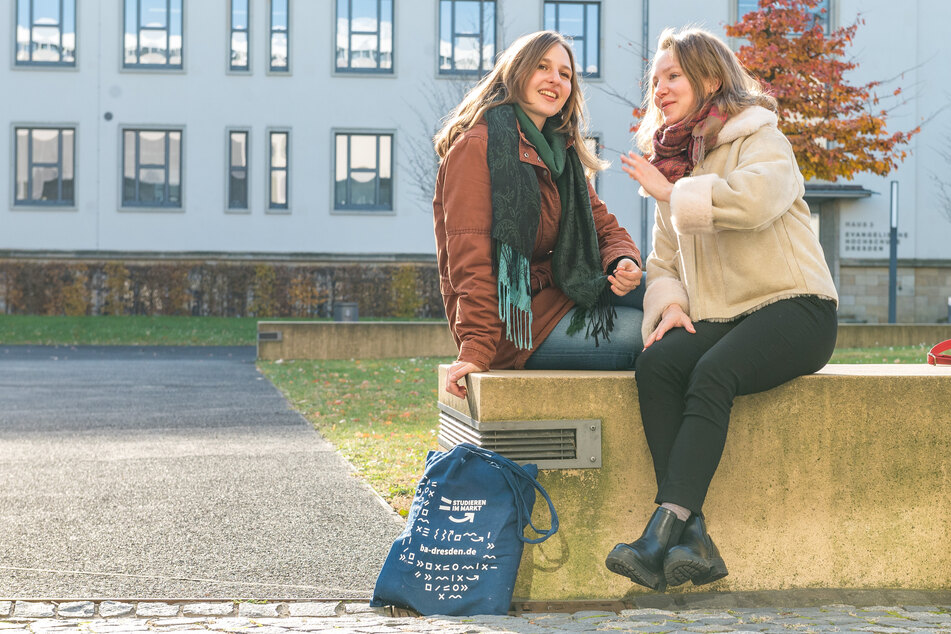 Louisa-Marie (li.) und Lina (re.) verbindet die Leidenschaft für Lebensmittel – seit Oktober 2020 auch das duale Studium an der BA in Dresden.