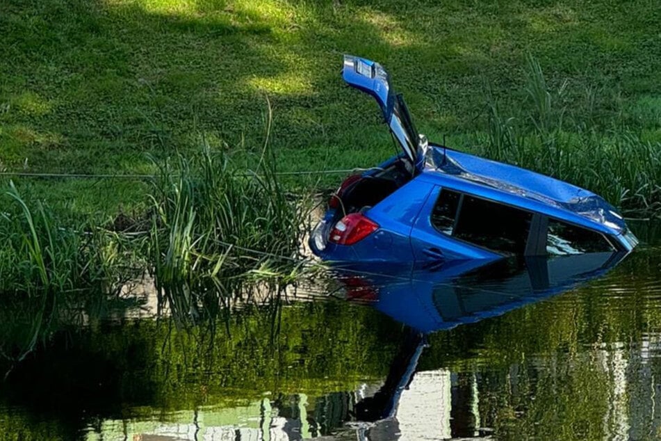 Autofahrer landet im Fluss: Helfer retten ihn, kurz bevor der Wagen versinkt