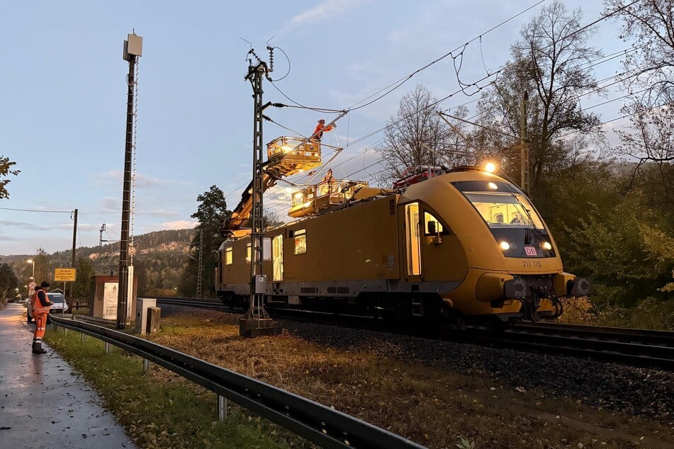 Mit einem Turmtriebwagen rückte der Reparatur-Trupp an.
