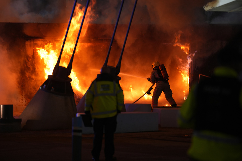 Feuerwehrleute mussten vor dem CL-Spiel gegen Brügge einen Brand vor dem Stadion von Manchester City löschen.