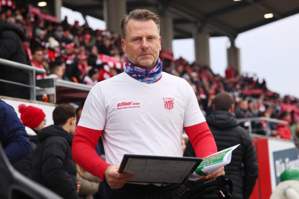 In einer Woche geht's für FSV-Coach Rico Schmitt (57) und seine Mannschaft ins Wintertrainingslager.