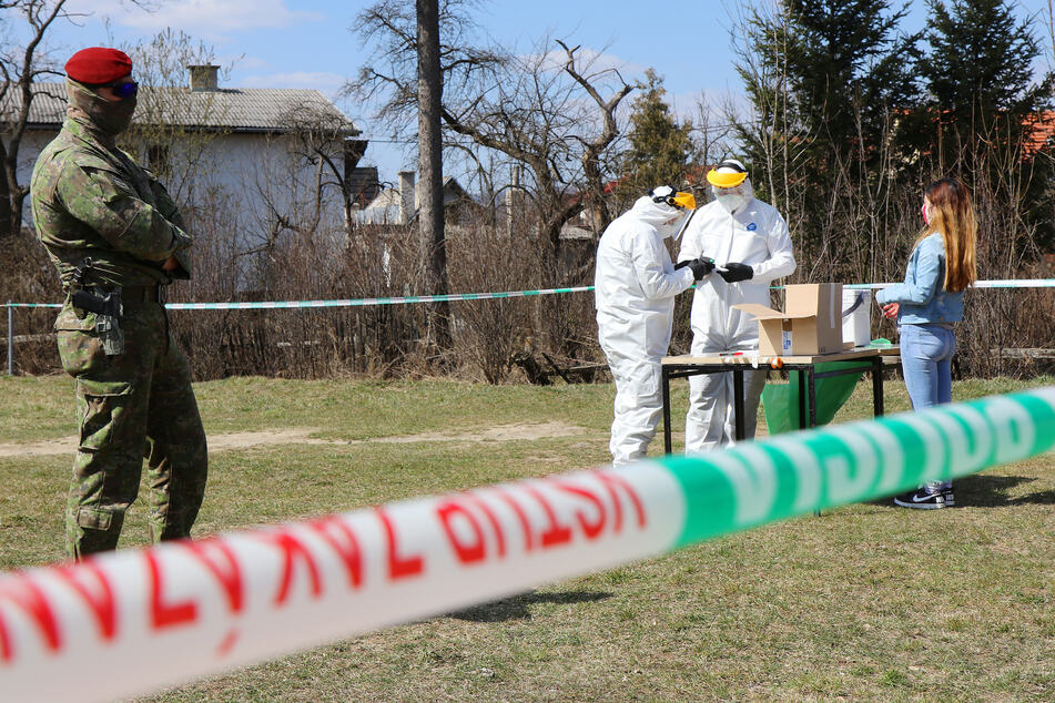 Ein Soldat (li.) überwacht Tests auf das Coronavirus in einer Roma-Siedlung, die mit Hilfe von Militärzten durchgeführt werden.