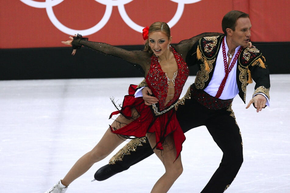 2006 gewann Roman Kostomarow (46) an der Seite seiner Eis-Partnerin Tatjana Nawka (47) bei den Olympischen Spielen in Turin Gold.