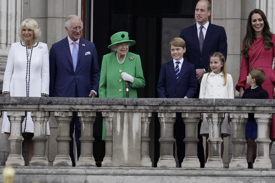 Abschluss des Thronjubiläums: Queen zeigt sich auf dem Balkon