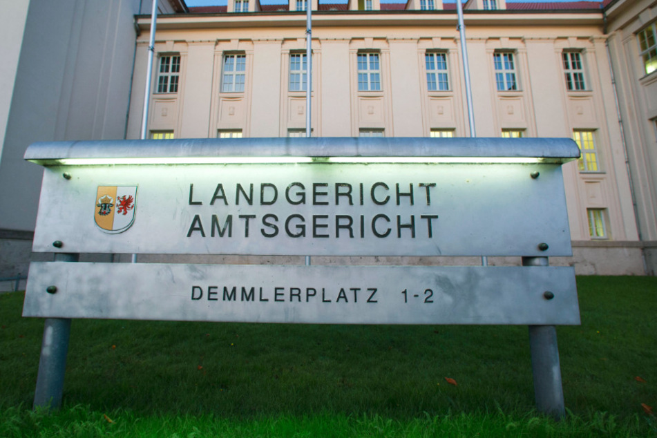 Der Prozess findet vor dem Schweriner Landgericht statt.