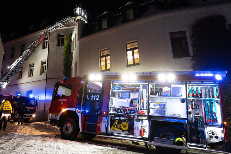 Feuerwehreinsatz im Vogtland: Schornstein brennt von innen und außen