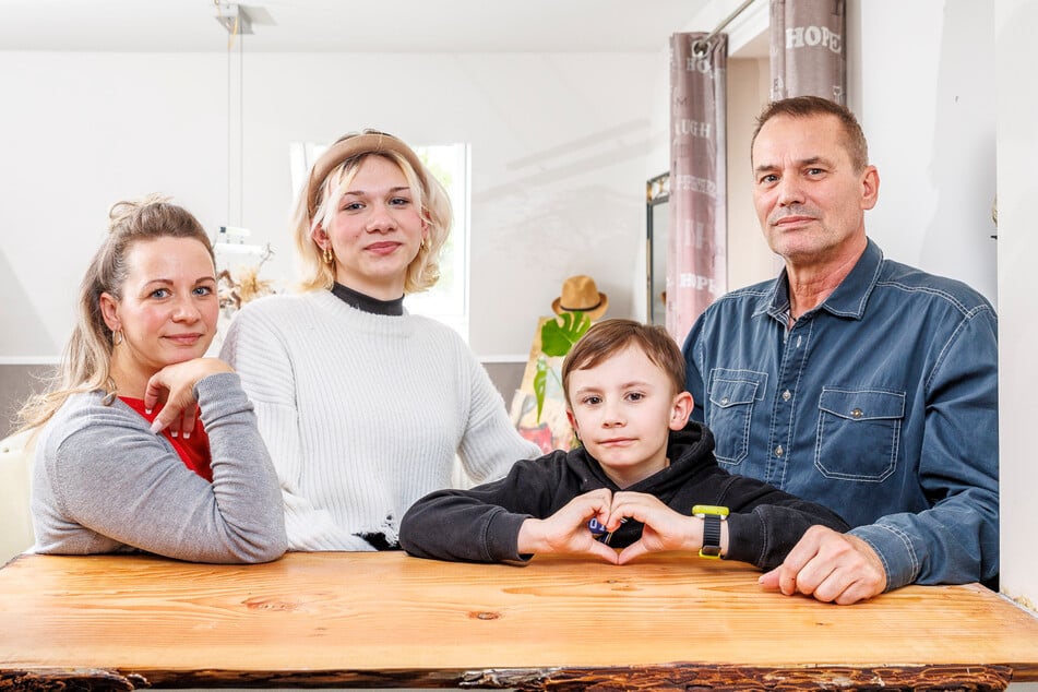 Die Weilands in ihrem Bärensteiner Zuhause: Mutter Mandy (43, v.l.), Lilith (16), Bruder Reid (7) und Vater Michael (61).