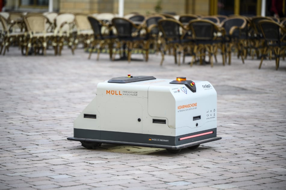 Der Müll-Roboter reinigte voriges Jahr testweise das Pflaster auf dem Neumarkt.
