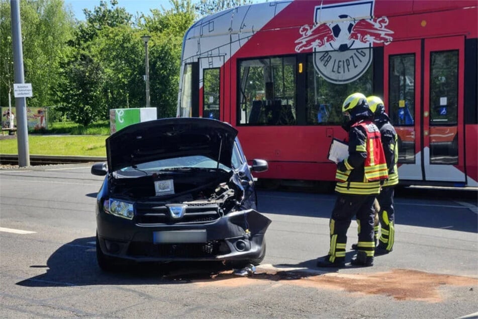 Am Donnerstagmittag hatte ein Dacia auf der Lützner Straße beim Linksabbiegen die Straßenbahn der Linie 15 übersehen.