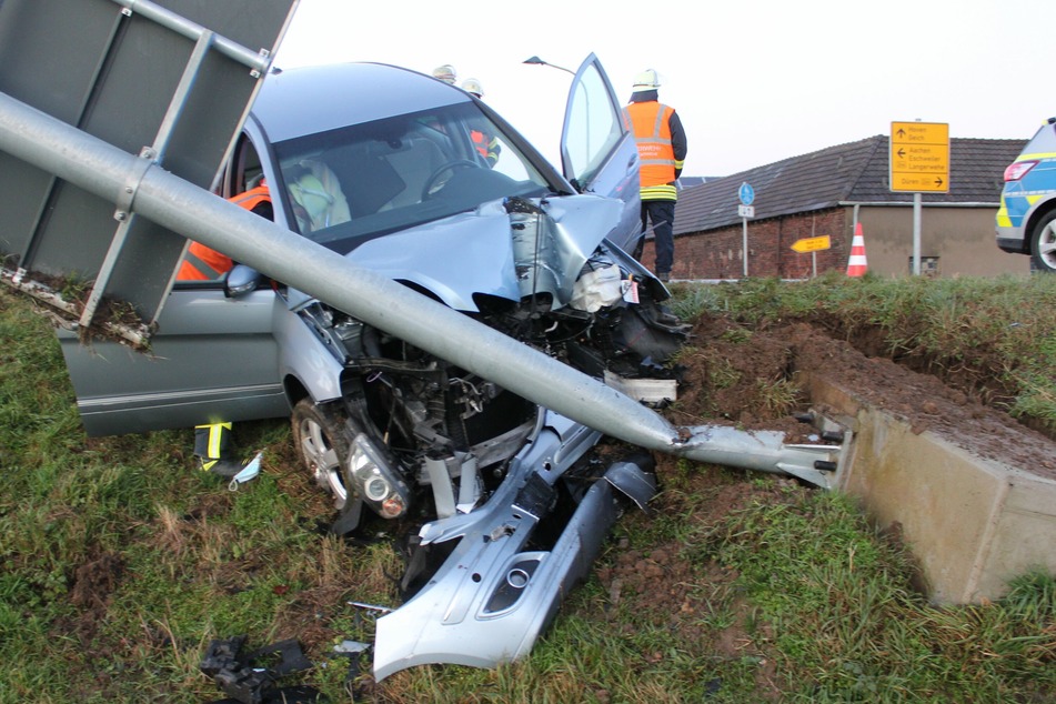 Im hohen Tempo ist ein Senior (84) am Dienstagnachmittag mit seinem Auto gegen einen Mast geprallt. Die Ursache für den Unfall ist bislang unklar.
