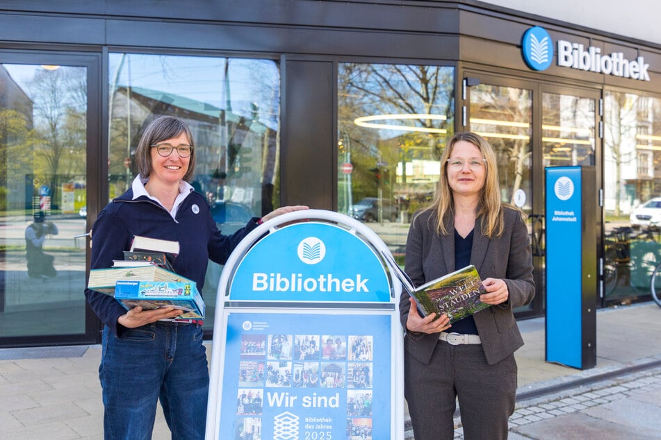 Marit Kunis (51, l.), Direktorin der Städtischen Bibliotheken, mit Annekatrin Klepsch (48, Linke), Bürgermeisterin für Kultur, Wissenschaft und Tourismus, vor der Bibliothek in der Fetscherstraße 67.