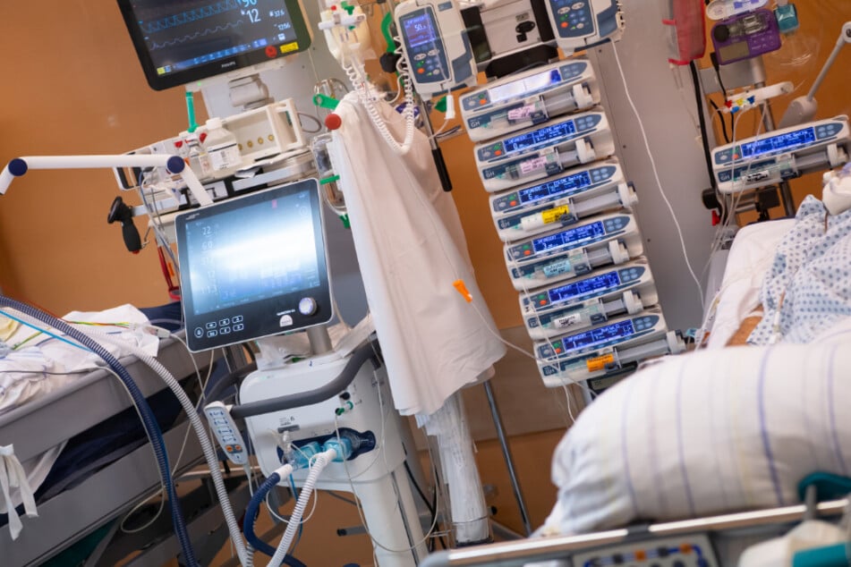 Bayern, Gauting: Ein Covid-19-Patient liegt in einem isoliertem Intensivbett-Zimmer in der Asklepios Klinik.
