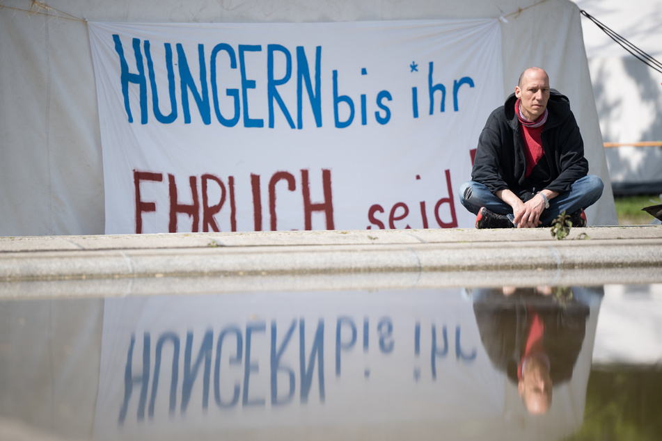 Wolfgang Metzeler-Kick ist nach eigenen Angaben seit dem 7. März in einem Hungerstreik, bei dem noch verdünnter Saft und Elektrolyte aufgenommen werden.