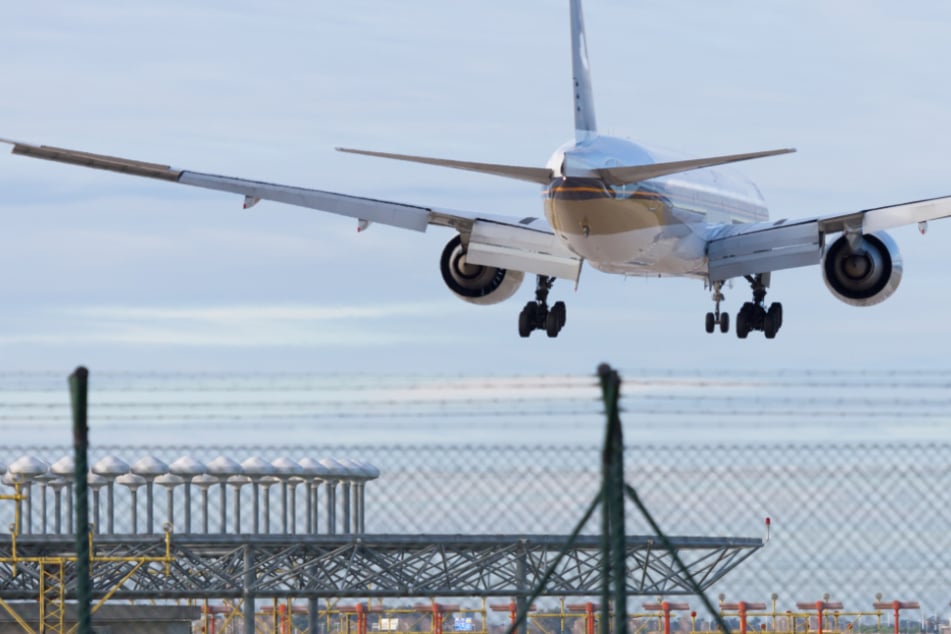 Mujer se descontrola en avión: aeronave debe aterrizar de emergencia tras golpes y patadas a la tripulación