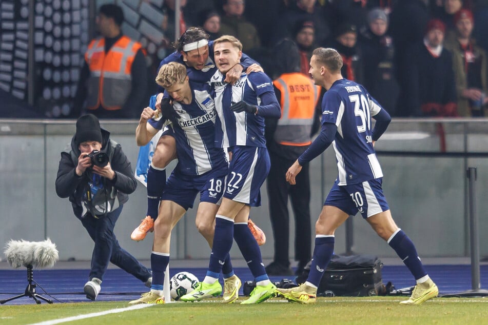 Luca Schuler (26, l.) eröffnete gegen Kaiserslautern das Toreschießen.