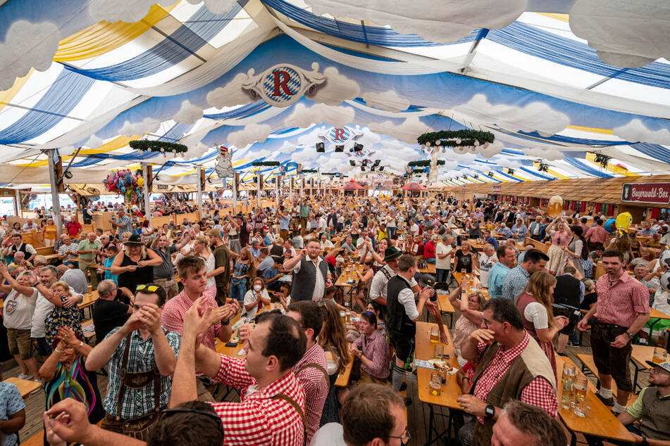 Auch nach anderen Volksfesten - wie nach dem Gäubodenfest in Straubing - stiegen die Inzidenzzahlen sehr deutlich an.