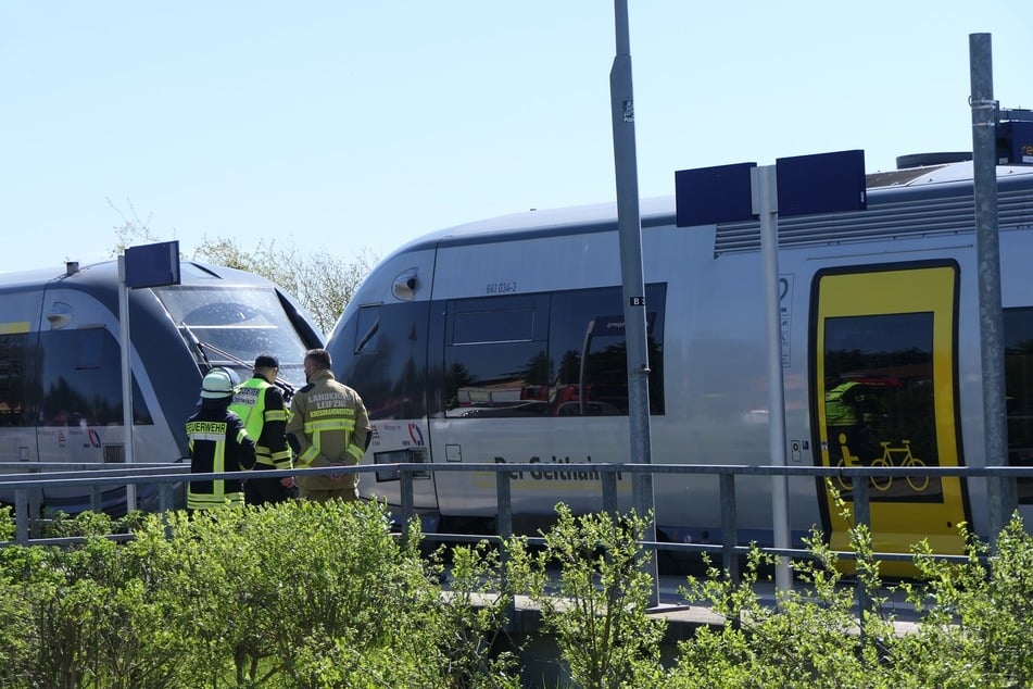 Die Einsatzkräfte untersuchten den betroffenen Zug genau.