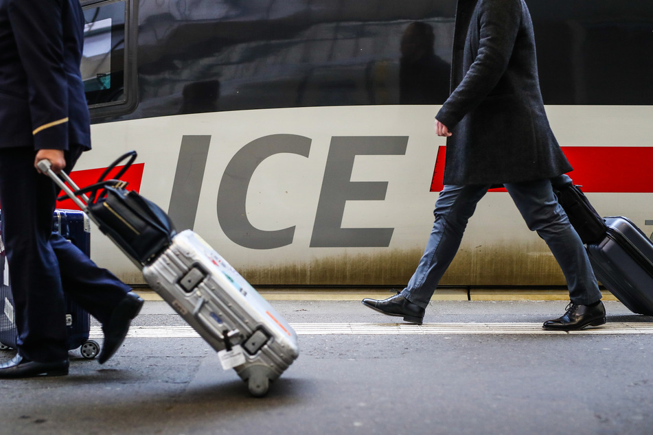 Die Polizei ermittelt nach dem Ursprung der Zugschäden, tappt bislang aber im Dunkeln. (Symbolbild)