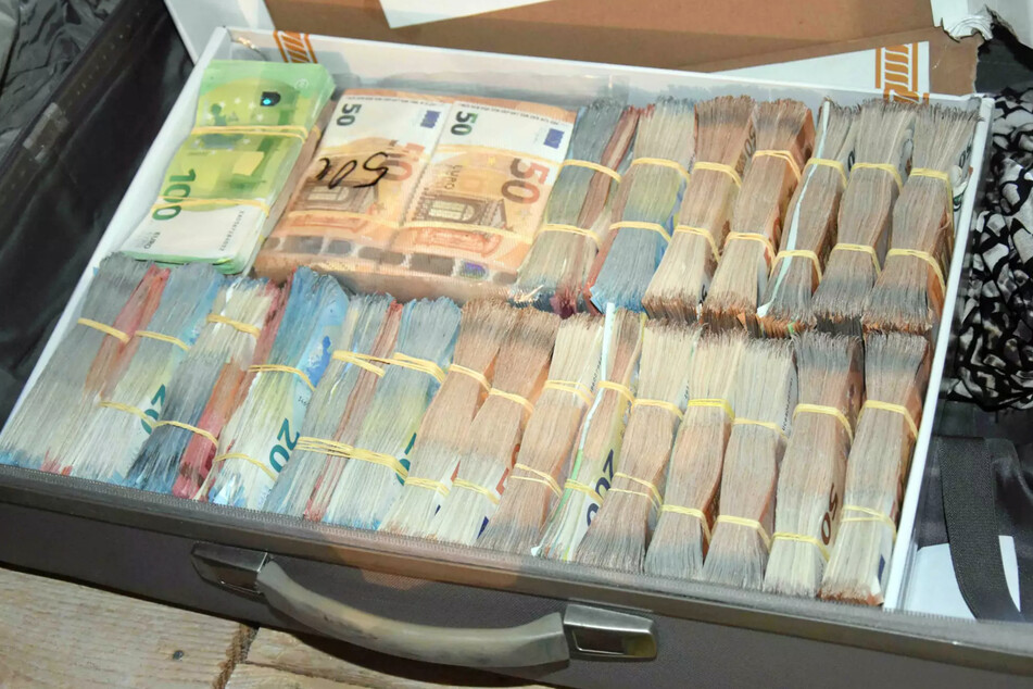 Fein säuberlich verpackt und in einem Koffer verstaut. Die Ermittler beschlagnahmten neben tonnenweise Kokain auch Hunderttausende Euro in bar.