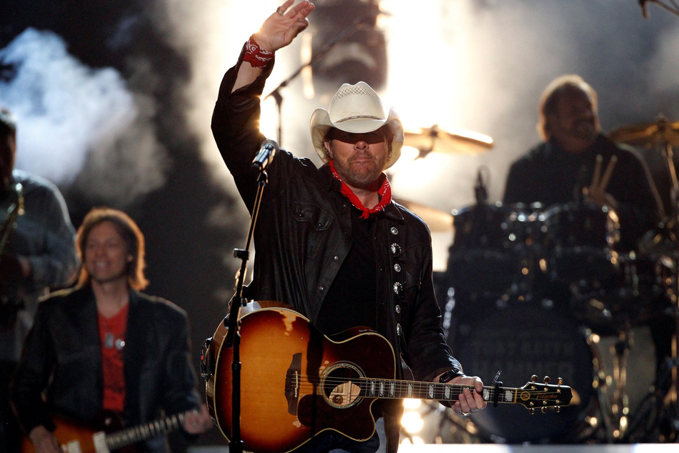 Country music legend Toby Keith passed away at 62 after a painful battle with stomach cancer.