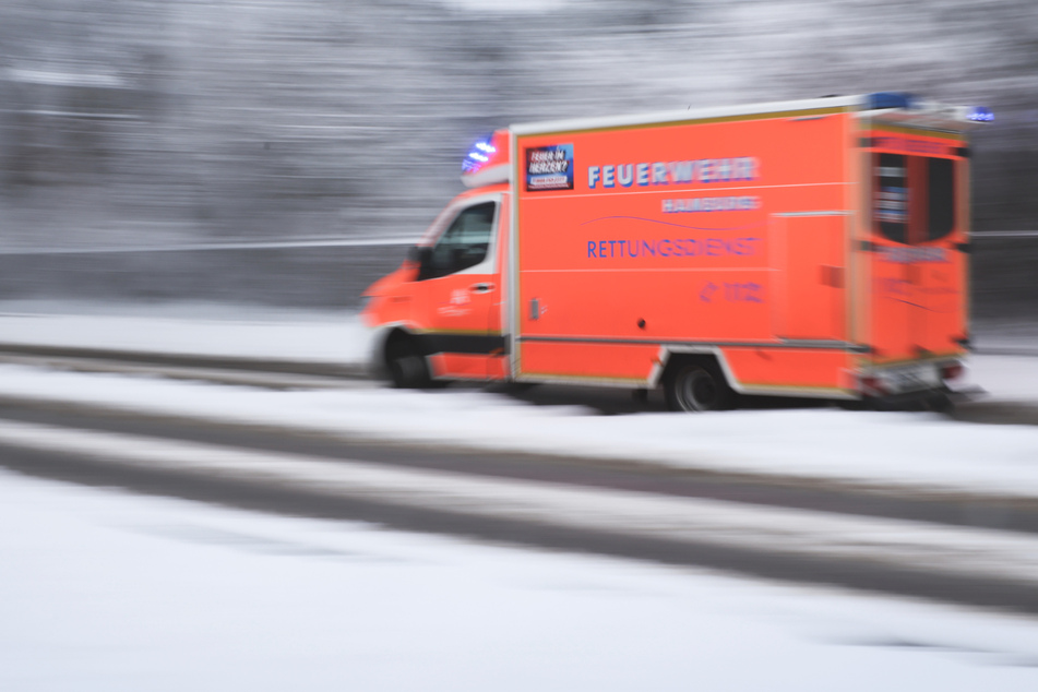 Mann wird von Streufahrzeug erfasst und stirbt im Krankenhaus