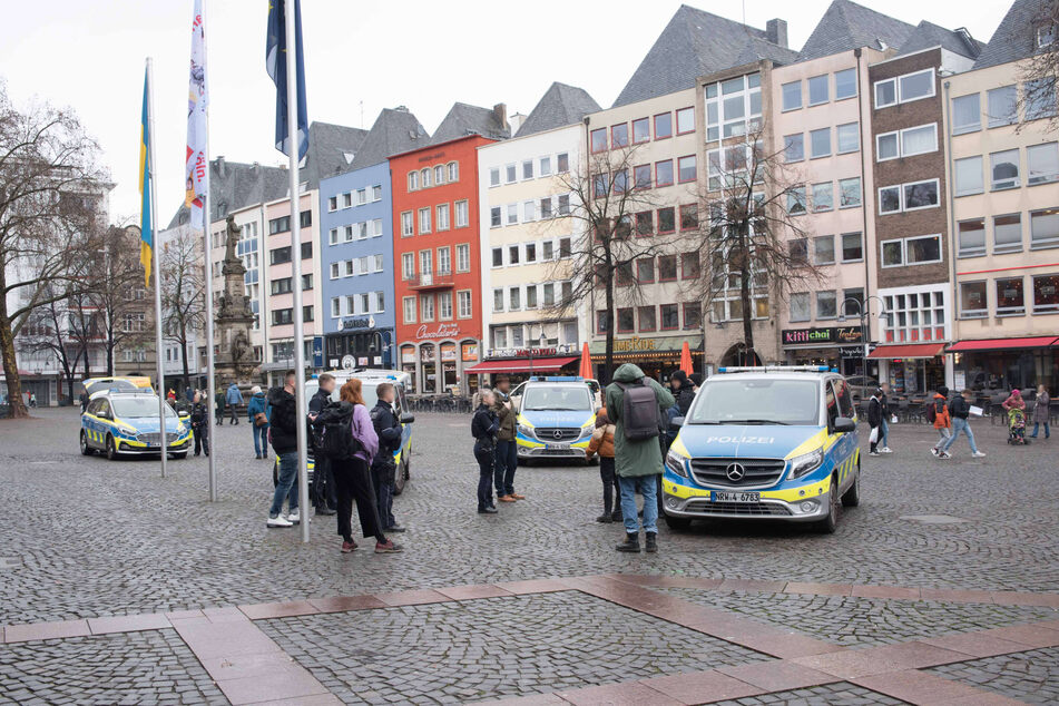 Mehrere Streifenwagen rückten am Donnerstagvormittag in die Kölner Altstadt aus.