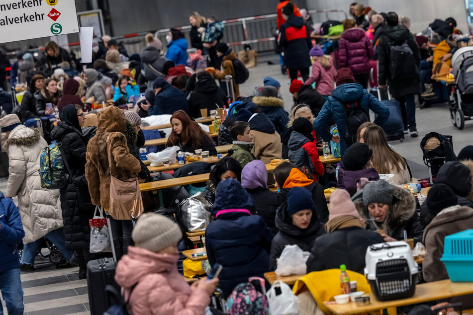 Menschen warten in der Anlaufstelle für Flüchtlinge aus der Ukraine auf dem Berliner Hauptbahnhof.