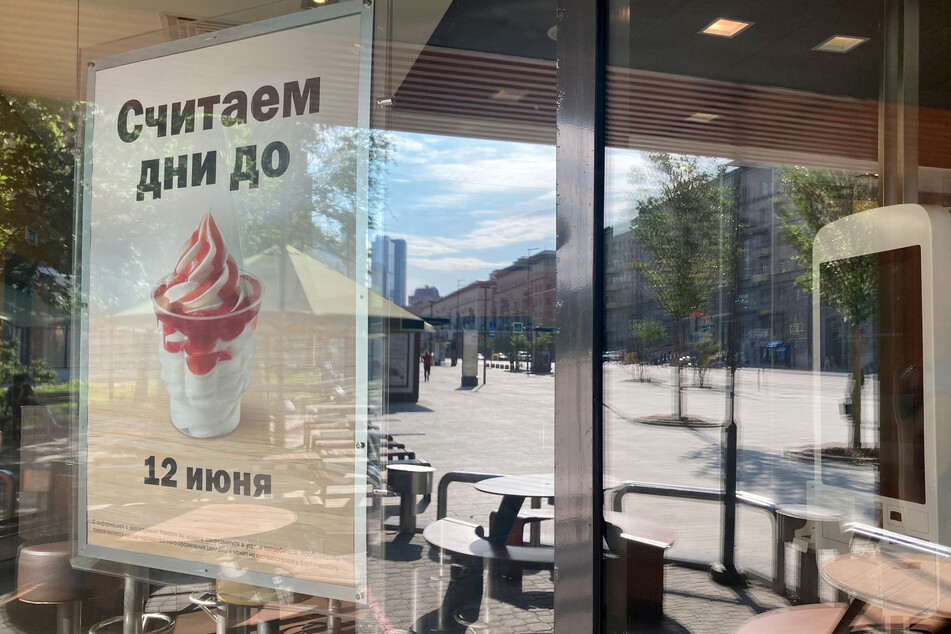 "Wir zählen die Tage bis zum 12. Juni" steht auf einem Plakat am Fenster einer ehemaligen McDonald’s-Filiale in Moskau, die unter ihrem neuen russischen Besitzer wiedereröffnet werden soll.