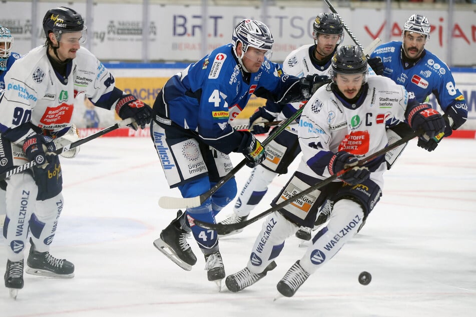 Iserlohns Daniel Fischbuch (32, r.) ist schnell und entwischt hier Eislöwen-Stürmer Sebastian Gorcik (30).