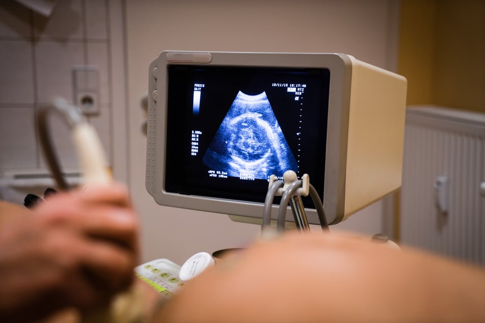 Während einer Sonografie kann man das Baby im Bauch anschauen.