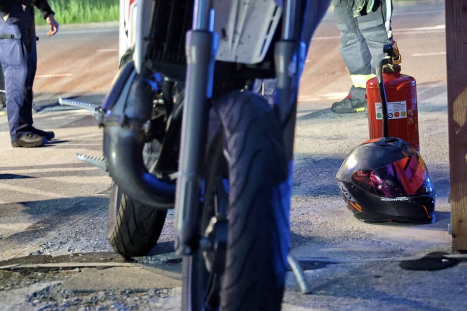 Die Fahrerin wurde leicht verletzt, die Mitfahrerin schleuderte über das Brückengeländer und wurde schwer verletzt.