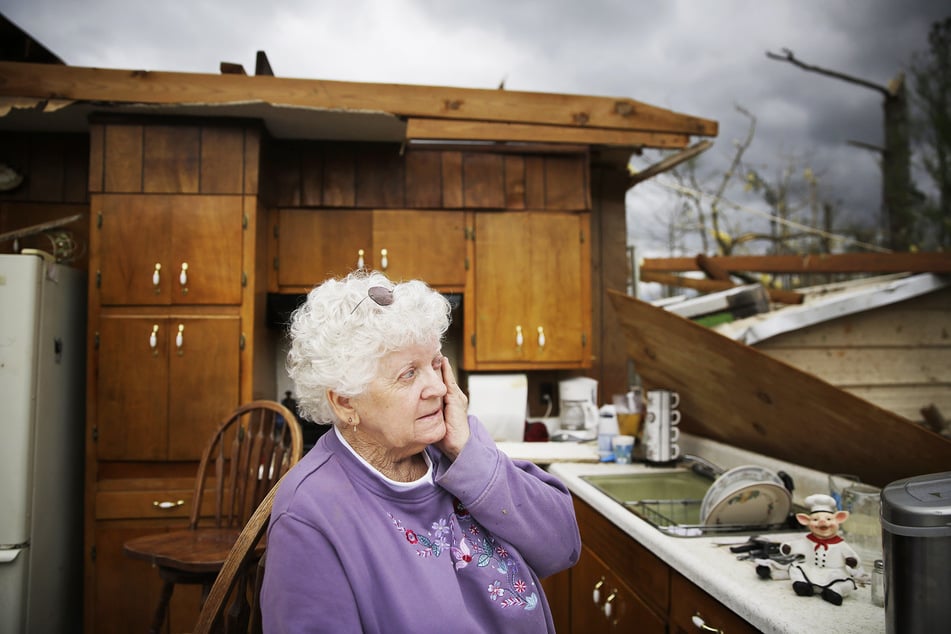 Emma Pritchett steht in den Überresten der Küche ihres Hauses, dessen Dach zerstört wurde.