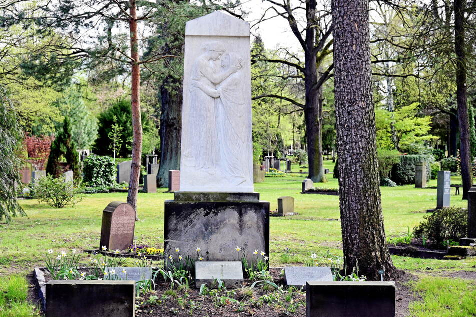 Auf dem frisch hergerichteten Grabstein der Familie Treu empfängt Tochter Ilse (†1896) ihre Mutter Elise († 1901) in die Unterwelt. Jetzt sind die Konturen des filigranen Reliefs wieder sichtbar.