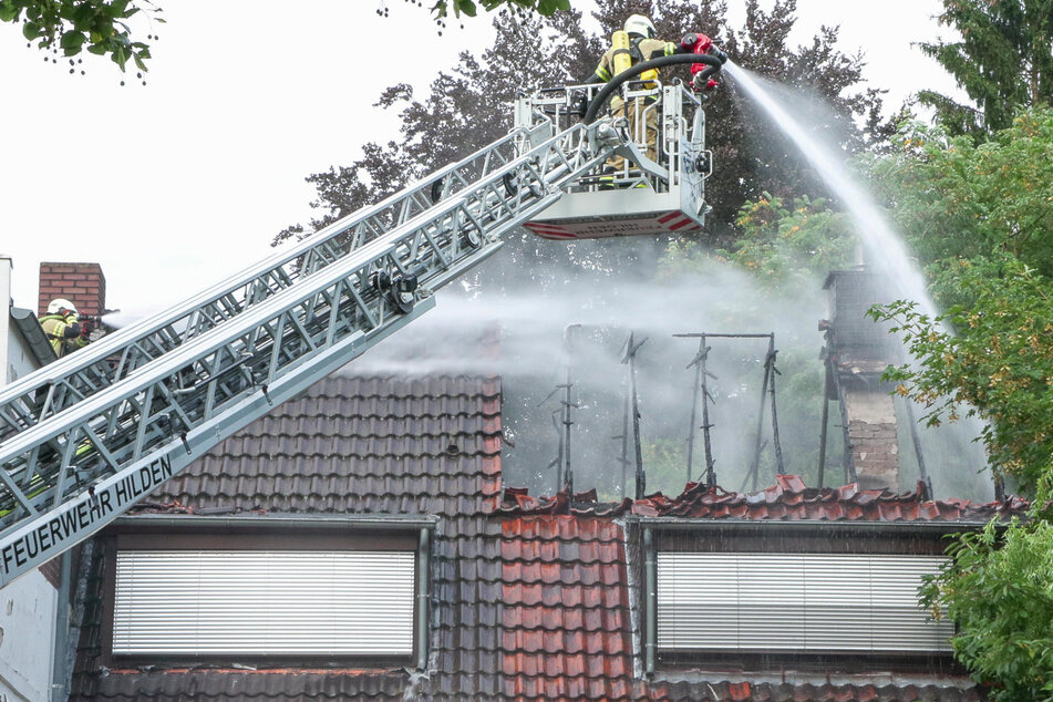 Die Feuerwehr konnte mithilfe einer Drehleiter die Flammen des bereits zum Teil abgebrannten Dachstuhls löschen.