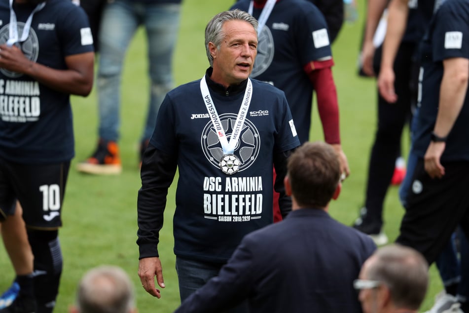 Bielefelds Trainer Uwe Neuhaus feiert die Meisterschaft in der 2. Bundesliga.