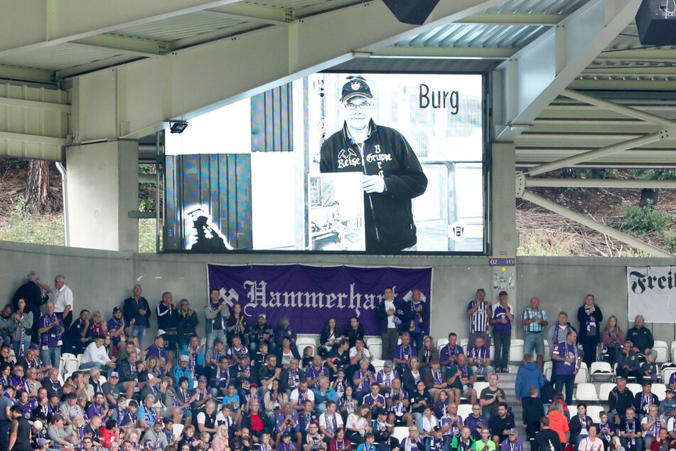Vor dem Spiel gegen Dynamo gedachte der FC Erzgebirge auf den Videowürfeln Burkhard Schulz, der in der Vorwoche mit nur 61 Jahren starb.