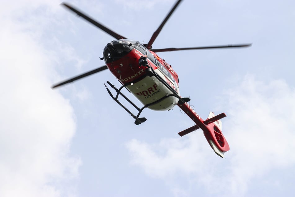 Die junge Frau wurde mit schweren Verletzungen in ein Krankenhaus geflogen.