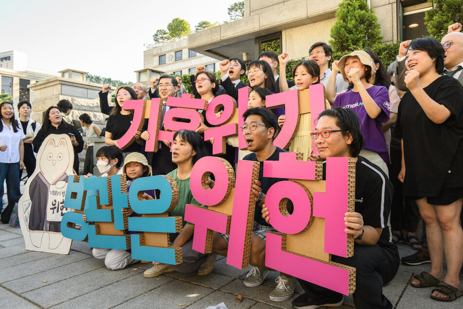 Der Einsatz hat sich gelohnt! Klimaaktivisten jubeln vor dem südkoreanischen Verfassungsgericht in Seoul.