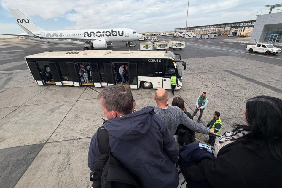 Rein und wieder raus. Einige waren schon im Flieger - und "durften" ihn dann wieder verlassen.