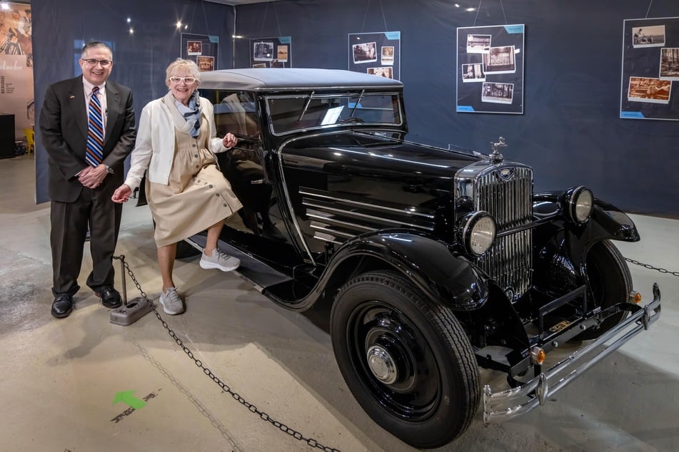 Tochter Sonia Ascher (84) und Enkel Barry Sanel (62) stehen an einem Hanomag - genau wie Edith Ascher or ungefähr 90 Jahren.