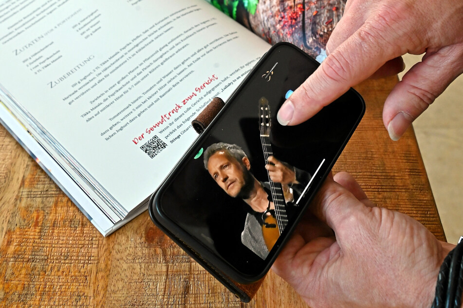 "Passions": Beide Leidenschaften hat der rührige Musiker nun in seinem "musikalischen Kochbuch" via Handy und PR-Code vereinigt.