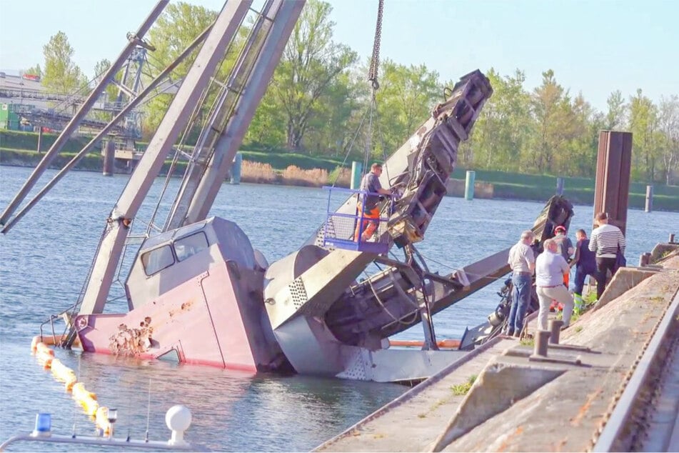 Kran stürzt in Rhein: Zwei Arbeiter unter Wasser