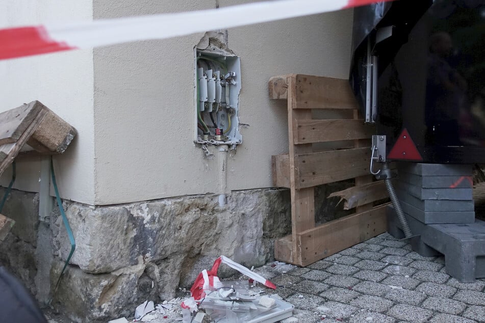 Durch den Crash wurde auch der Stromanschluss eines Hauses demoliert.