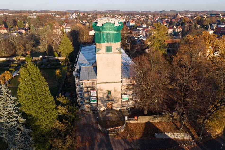 Ein Notdach bedeckt das Kirchenschiff und den Turm des beschädigten Gotteshauses.
